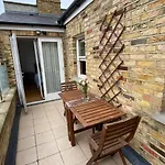 Cosy Flat Of 2 Bed And 2 Toilet