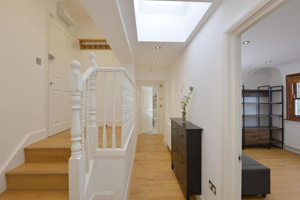 Cosy Flat Of 2 Bed And 2 Toilet Appartamento Londra