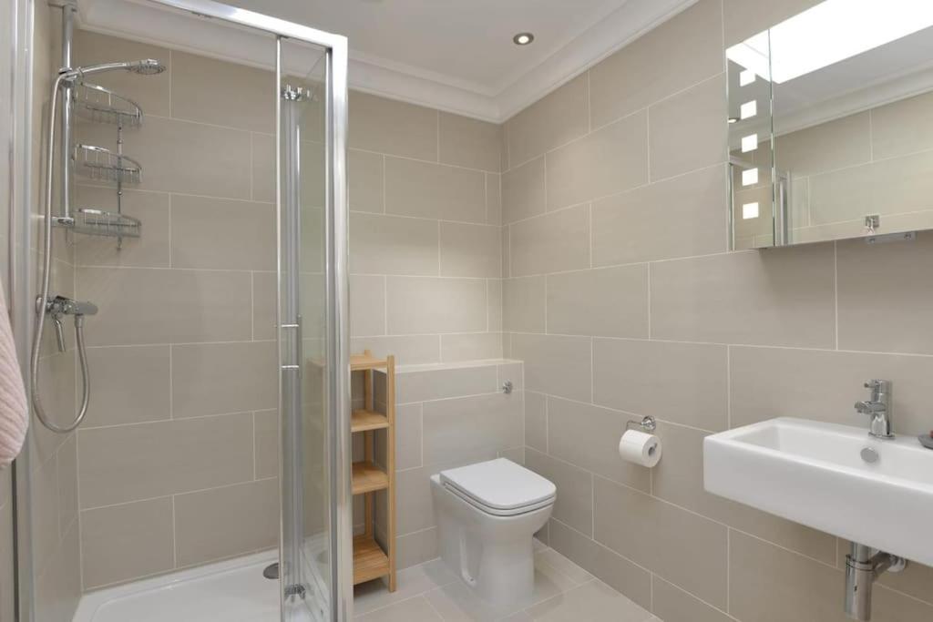 Cosy Flat Of 2 Bed And 2 Toilet Londra